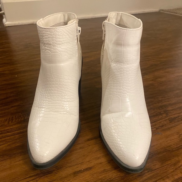 Coconuts by Matisse White Boots - Size 7.5 - Picture 3 of 5